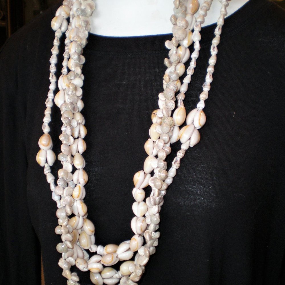 LOT of 4 BEAUTIFUL VINTAGE SHELL NECKLACES Mint Condition